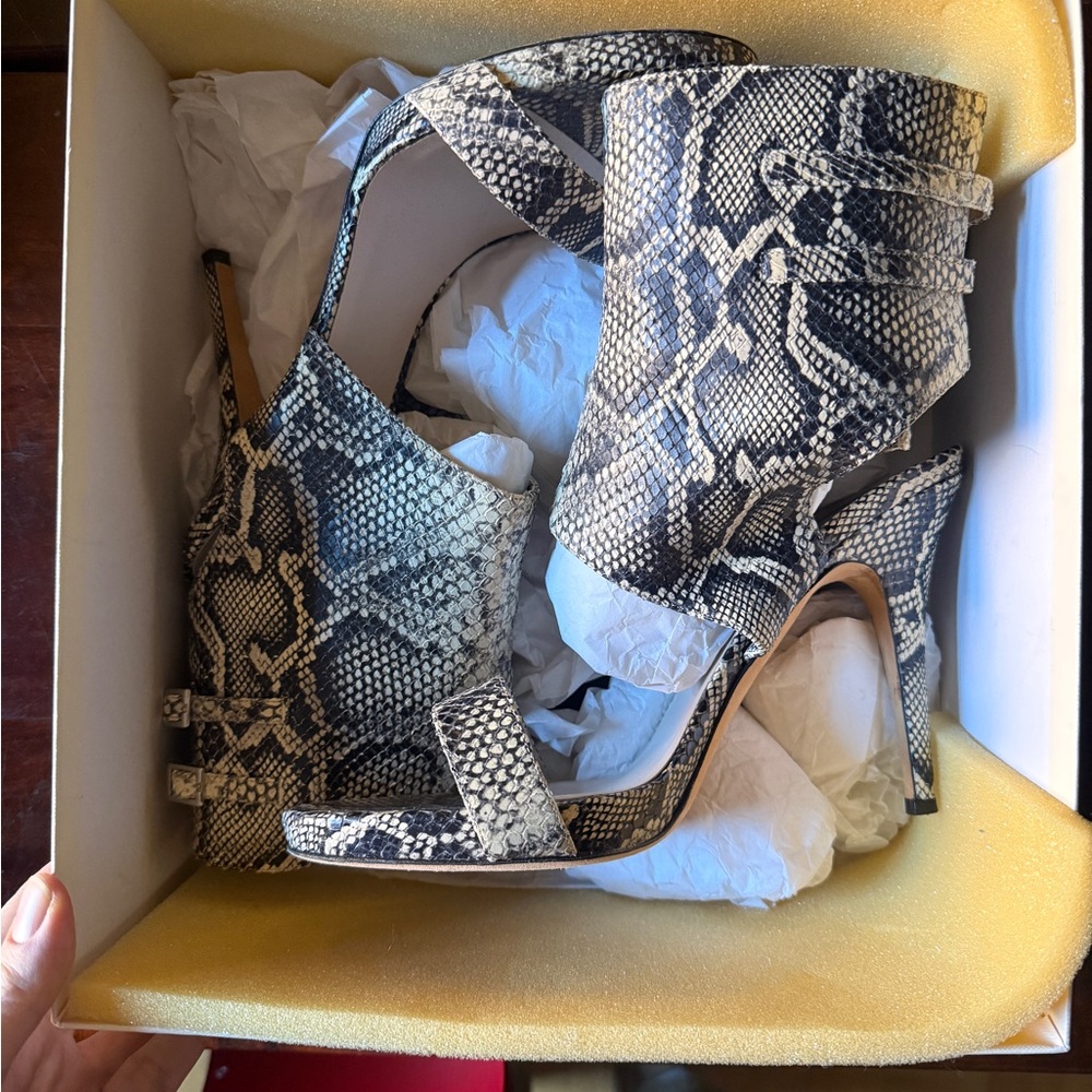 Emerson Fry Black and Cream Snakeskin Heels Stilettos (10/41)